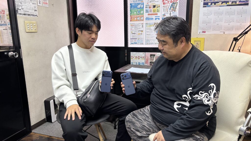 ガラスコーティング施工後のiPhone 15 ProとiPhone 15 Pro Maxを持つ親子のお客様